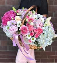Цветочная композиция из Розы, Хризантемы, Пионы и Лизиантусы в корзине в Ерофее Павловиче