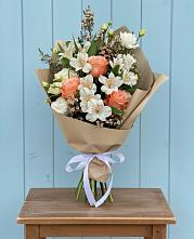 Букет цветов из:  Альстромерии, Лизиантусы, Розы и Хризантемы в Ерофее Павловиче