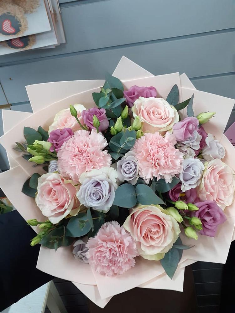 Букет цветов из: Розы, Гвоздики и Лизиантусы в Ерофее Павловиче