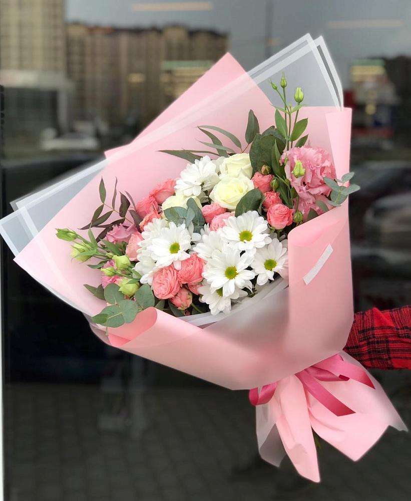 Букет нежный в Ерофее Павловиче Букет цветов из: Розы, Лизиантусы и Хризантемы в Ерофее Павловиче