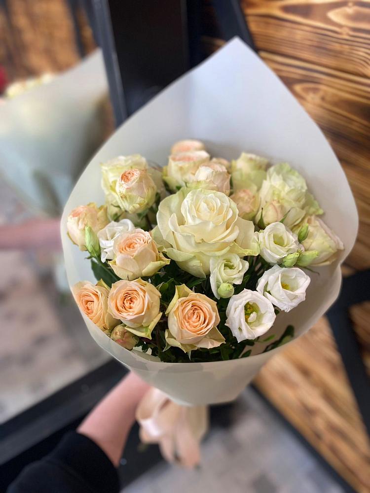 Букет цветов из: Розы и Лизиантусы в Ерофее Павловиче